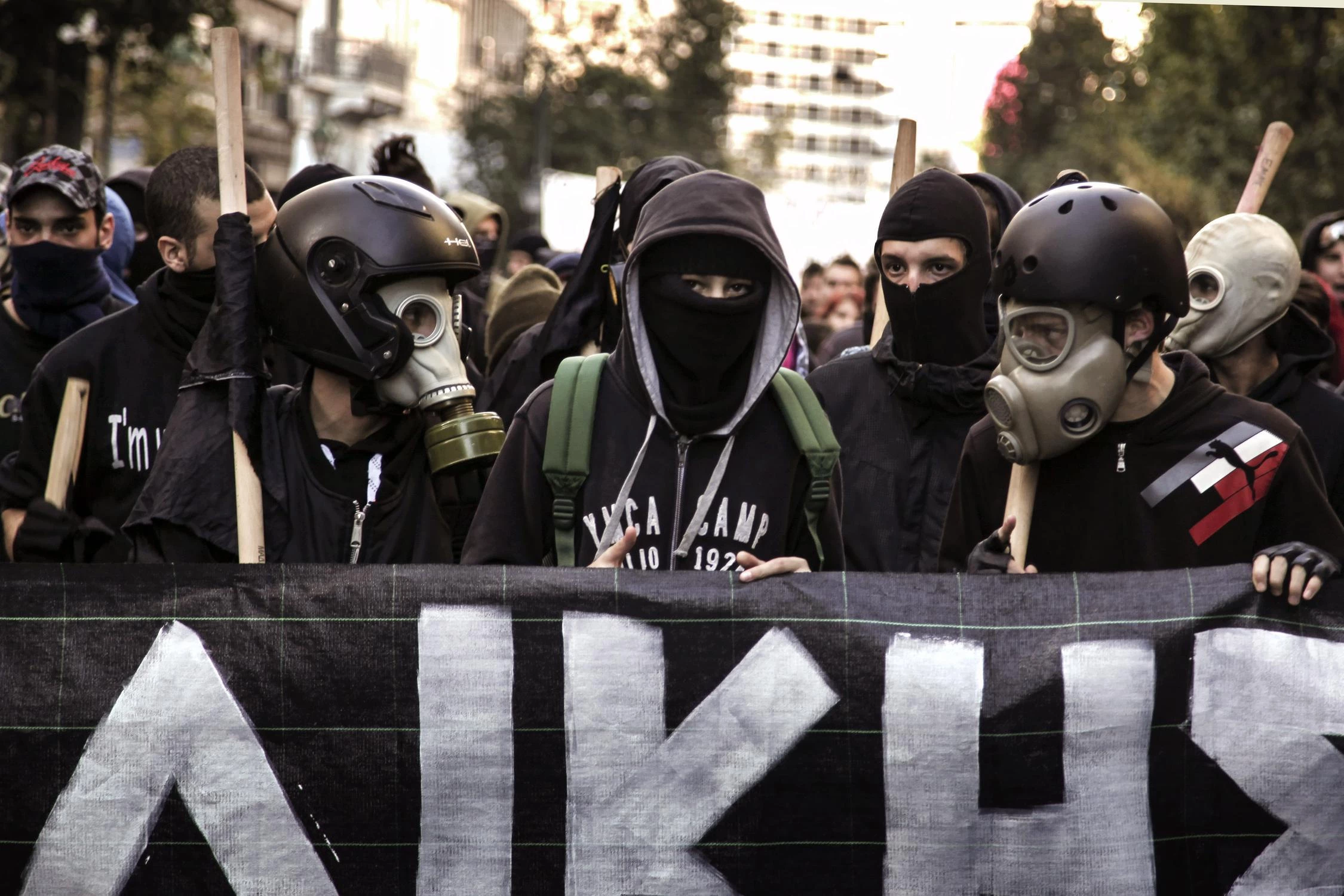 Πενήντα αναρχικοί ξυλοκόπησαν αστυνομικούς στο Πρωτοδικείο Αθηνών – «Θα σας σφάξουμε» – Καμία σύλληψη!